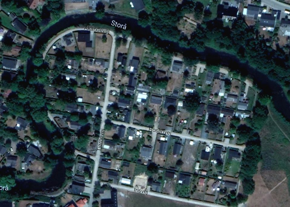 Satellitbillede sommeren 2018
Adresse: Hf. Storaaen, have xx (Vores interne vejnavne kan ikke bruges officielt.)